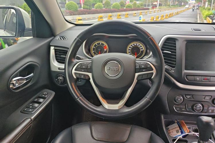 Used Jeep Cherokee 2020 2.0L Two-Wheel Drive Classic Sports Edition Steering Wheel