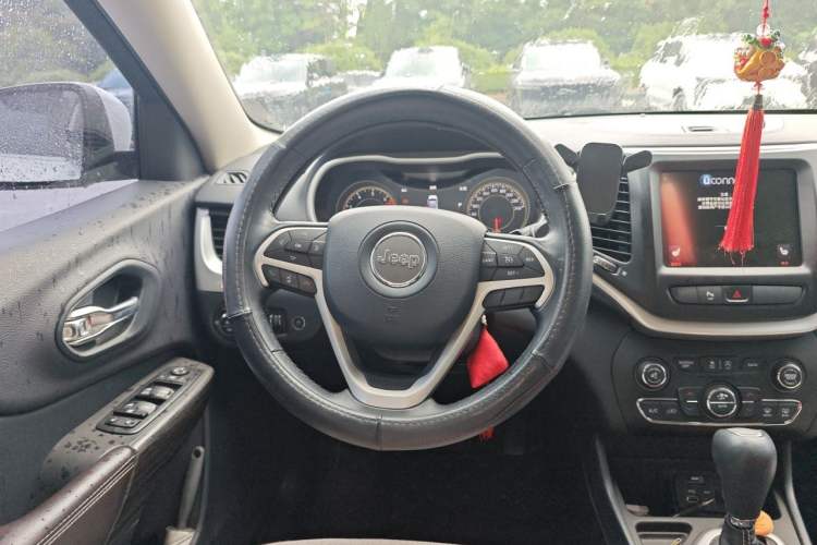 Used Jeep Cherokee 2020 2.0L Two-Wheel Drive Classic Sports Edition Steering Wheel