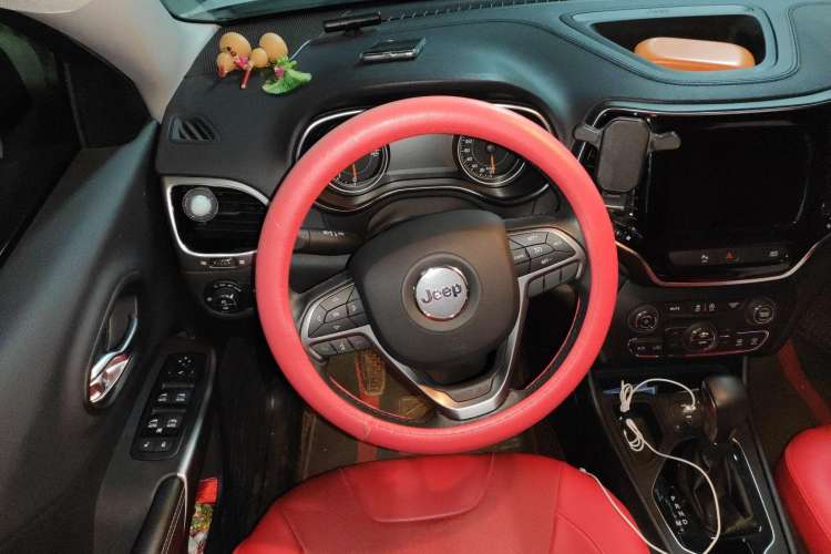 Used Jeep Cherokee 2020 2.0T Two-Wheel Drive Leading Edition Steering Wheel
