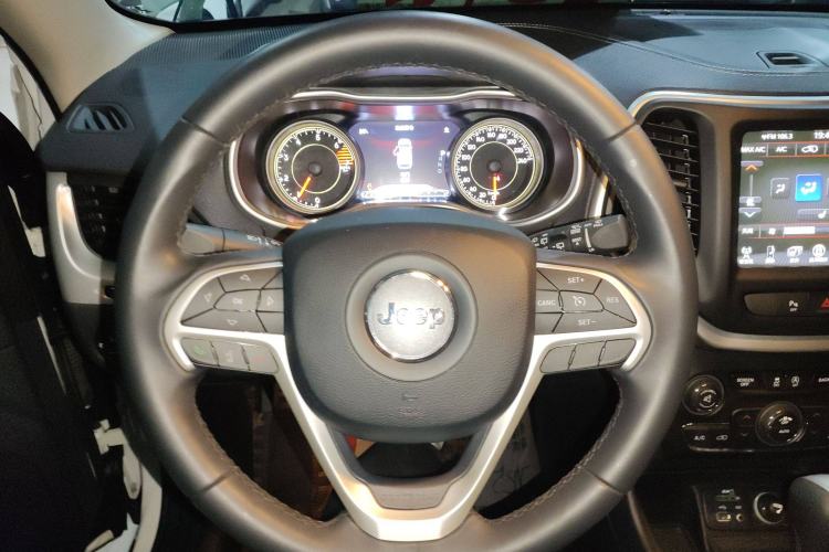 Used Jeep Cherokee 2020 2.0L Two-Wheel Drive Classic Sports Edition Steering Wheel