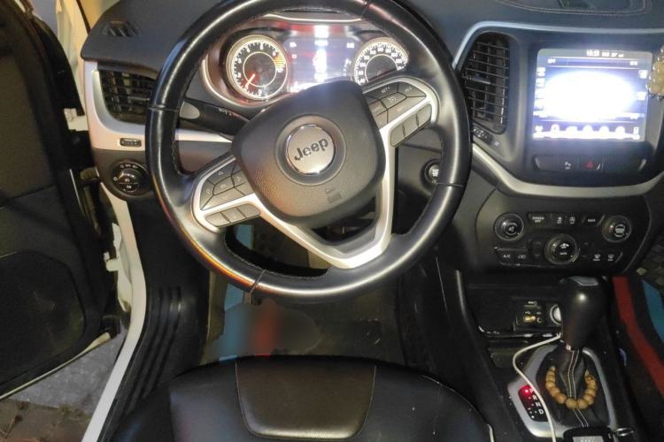 Used Jeep Cherokee 2020 2.0L Two-Wheel Drive Classic Sports Edition Steering Wheel