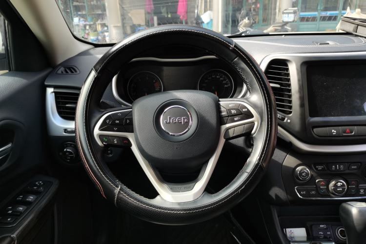 Used Jeep Cherokee 2020 2.0L Two-Wheel Drive Classic Sports Edition Steering Wheel