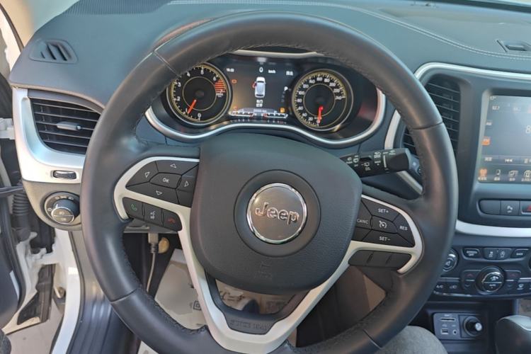 Used Jeep Cherokee 2020 2.0L Two-Wheel Drive Classic Sports Edition Steering Wheel