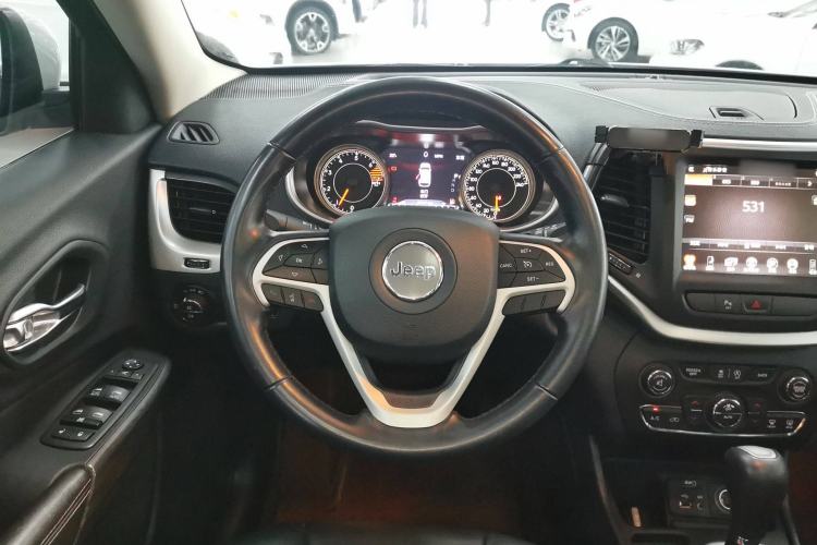 Used Jeep Cherokee 2020 2.0L Two-Wheel Drive Classic Sports Edition Steering Wheel
