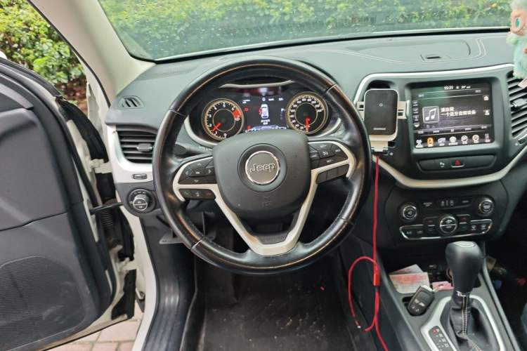 Used Jeep Cherokee 2020 2.0L Two-Wheel Drive Classic Sports Edition Steering Wheel
