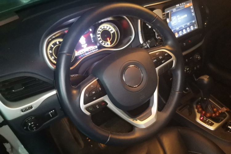 Used Jeep Cherokee 2020 2.0L Two-Wheel Drive Classic Sports Edition Steering Wheel