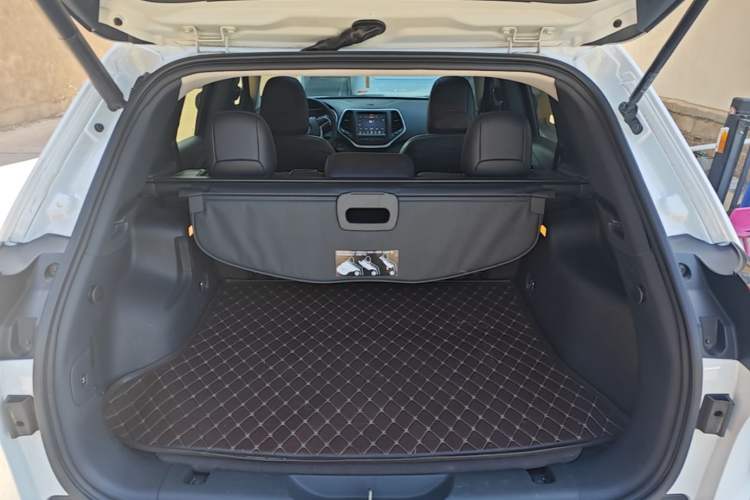 Used Jeep Cherokee 2020 2.0L Two-Wheel Drive Classic Sports Edition Trunk