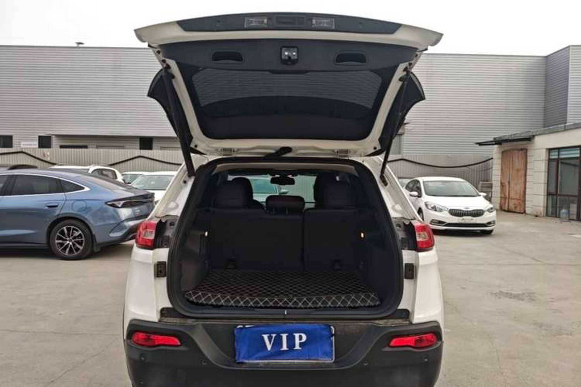 Used Jeep Cherokee 2020 2.0L Two-Wheel Drive Classic Sports Edition Trunk