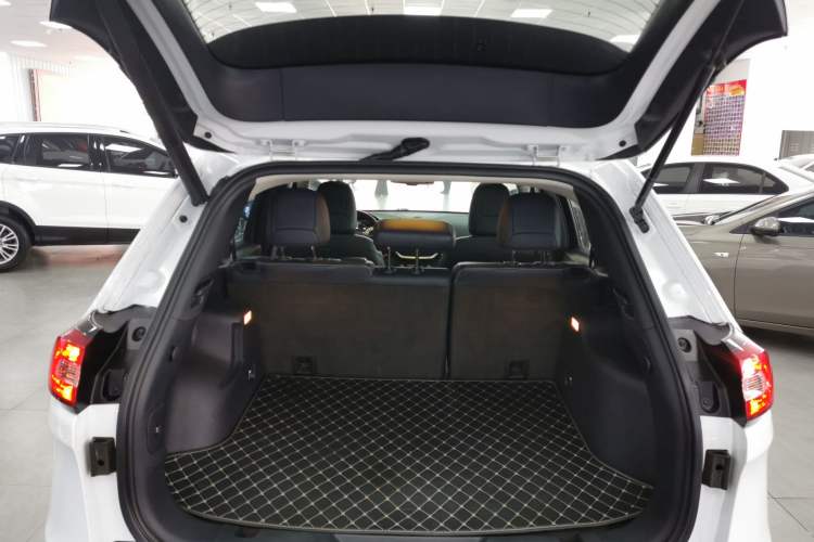 Used Jeep Cherokee 2020 2.0L Two-Wheel Drive Classic Sports Edition Trunk