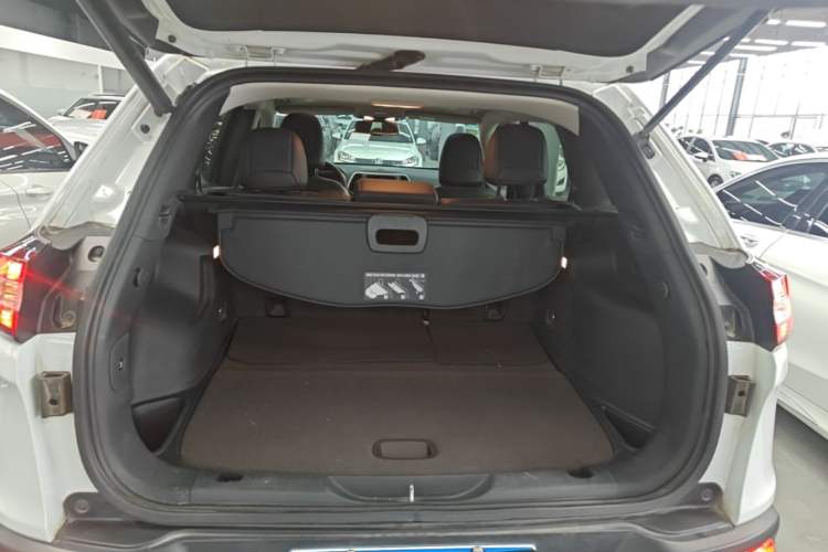 Used Jeep Cherokee 2020 2.0L Two-Wheel Drive Classic Sports Edition Trunk