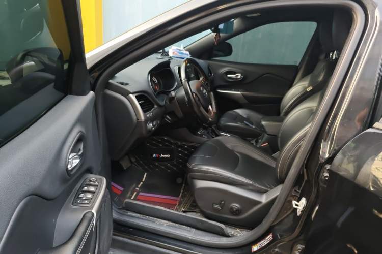 Used Jeep Cherokee 2021 2.0T Four-Wheel Drive 80th Anniversary Edition Driver Seat