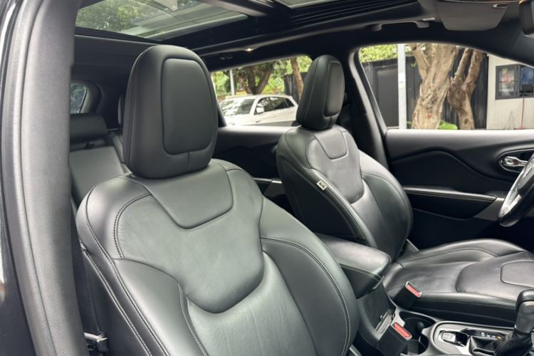 Used Jeep Cherokee 2021 2.0T Four-Wheel Drive 80th Anniversary Edition Interior 1