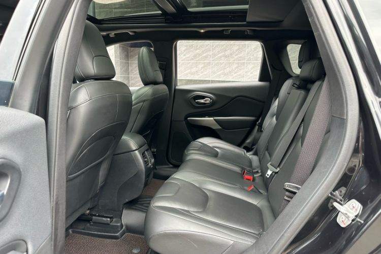 Used Jeep Cherokee 2021 2.0T Four-Wheel Drive 80th Anniversary Edition Interior 2