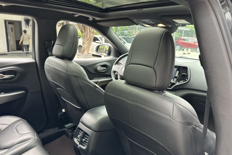 Used Jeep Cherokee 2021 2.0T Four-Wheel Drive 80th Anniversary Edition Interior 3