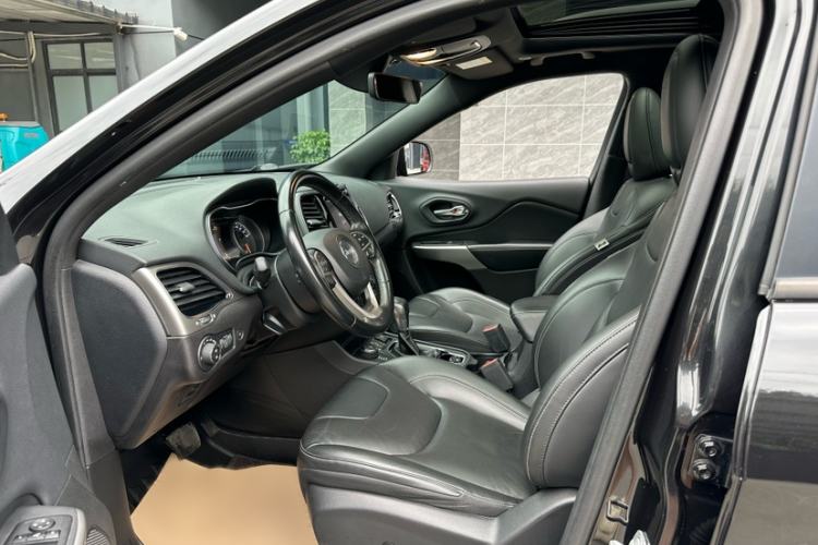 Used Jeep Cherokee 2021 2.0T Four-Wheel Drive 80th Anniversary Edition Interior 3
