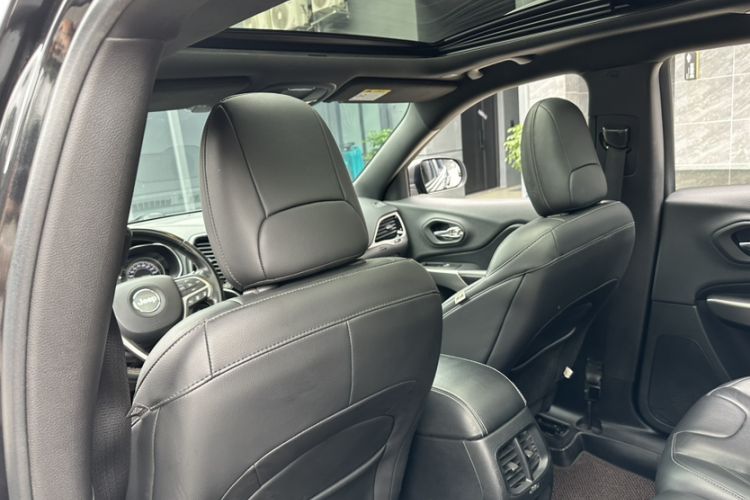 Used Jeep Cherokee 2021 2.0T Four-Wheel Drive 80th Anniversary Edition Interior 9