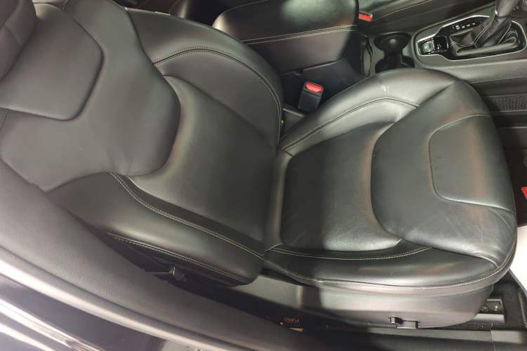Used Jeep Cherokee 2021 2.0T Four-Wheel Drive 80th Anniversary Edition Right Front Seat
