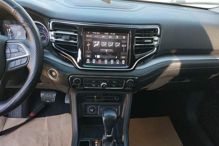 Used Jeep Commander 2018 2.0T Two-Wheel Drive Enjoyment Version China VI Emission Standard Audio And AC Panel