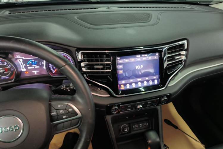 Used Jeep Commander 2018 2.0T Two-Wheel Drive Enjoyment Version China VI Emission Standard Audio And AC Panel