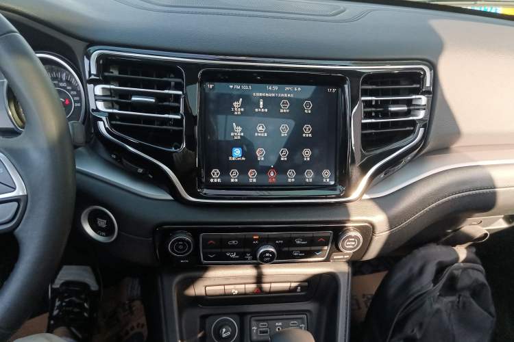 Used Jeep Commander 2018 2.0T Two-Wheel Drive Enjoy Edition China V Audio And AC Panel