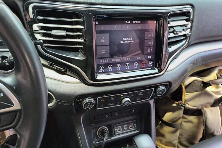 Used Jeep Commander 2018 2.0T Two-Wheel Drive Enjoy Edition China V Audio And AC Panel