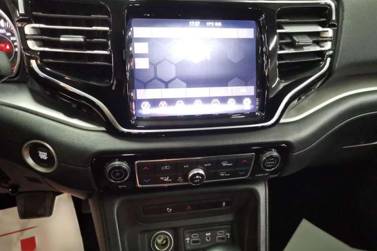Used Jeep Commander 2018 2.0T Two-Wheel Drive Enjoyment Version China VI Emission Standard Audio And AC Panel