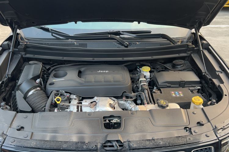 Used Jeep Commander 2018 2.0T Four-wheel Drive Premium Edition China VI Engine Bay