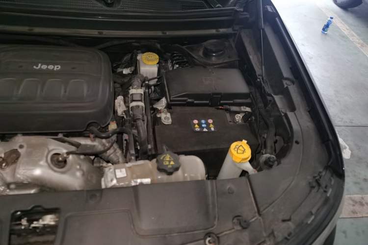 Used Jeep Commander 2018 2.0T Two-Wheel Drive Enjoyment Version China VI Emission Standard Engine Bay Left