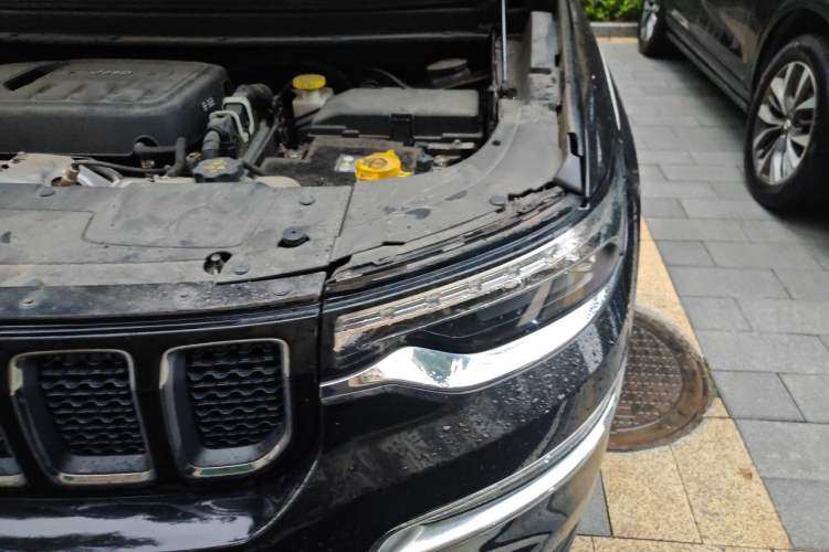 Used Jeep Commander 2018 2.0T Two-Wheel Drive Enjoyment Version China VI Emission Standard Engine Bay Left