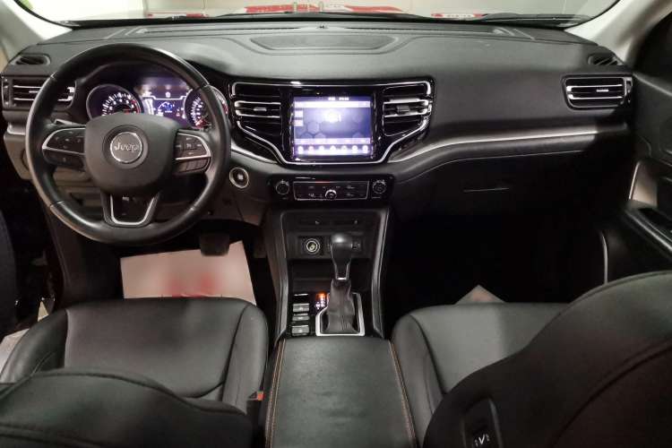 Used Jeep Commander 2018 2.0T Two-Wheel Drive Enjoyment Version China VI Emission Standard Interior 3