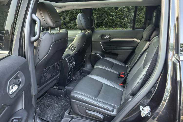 Used Jeep Commander 2018 2.0T Two-Wheel Drive Enjoyment Version China VI Emission Standard Left Rear Seat
