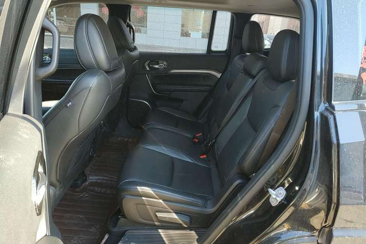 Used Jeep Commander 2018 2.0T Two-Wheel Drive Enjoyment Version China VI Emission Standard Left Rear Seat