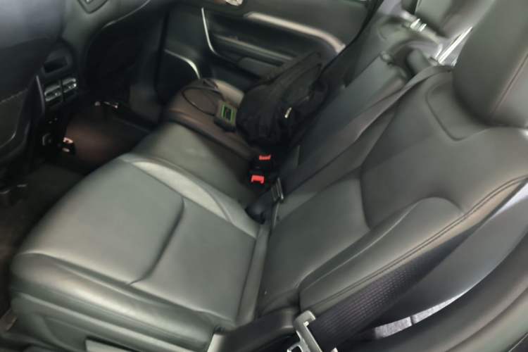 Used Jeep Commander 2018 2.0T Two-Wheel Drive Enjoyment Version China VI Emission Standard Left Rear Seat