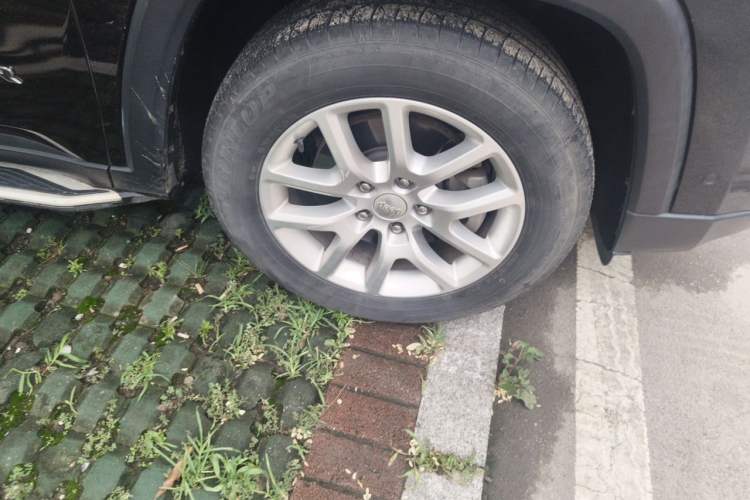 Used Jeep Commander 2018 2.0T Two-Wheel Drive Enjoyment Version China VI Emission Standard Right Front Wheel Hub