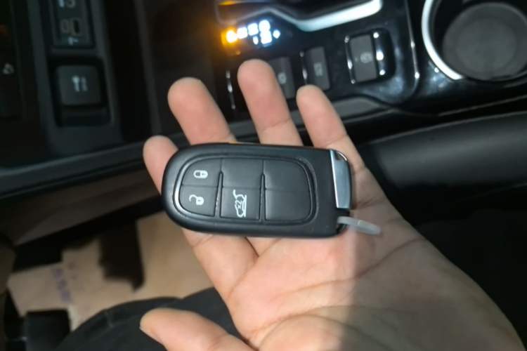 Used Jeep Commander 2018 2.0T Two-Wheel Drive Enjoyment Version China VI Emission Standard Vehicle Key
