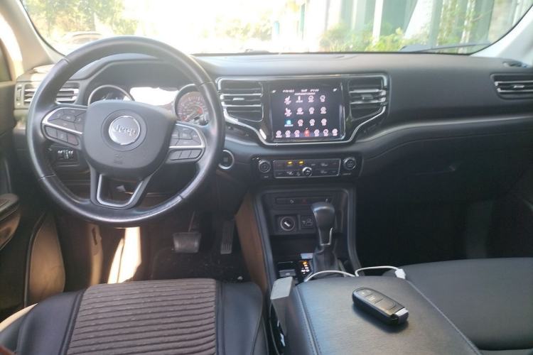 Used Jeep Commander 2018 2.0T Two-Wheel Drive Enjoyment Version China VI Emission Standard Center Console