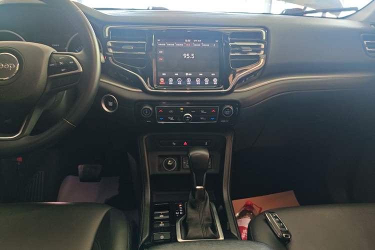 Used Jeep Commander 2018 2.0T Two-Wheel Drive Enjoy Edition China V Audio And AC Panel