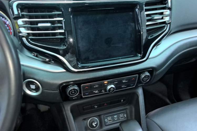 Used Jeep Commander 2018 2.0T Two-Wheel Drive Enjoy Edition China V Audio And AC Panel