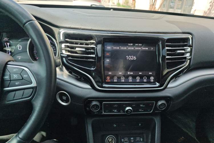 Used Jeep Commander 2018 2.0T Two-Wheel Drive Enjoy Edition China V Audio And AC Panel