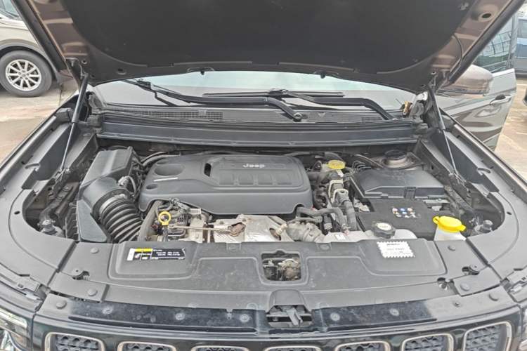 Used Jeep Commander 2018 2.0T Four-wheel Drive Premium Edition China VI Engine Bay