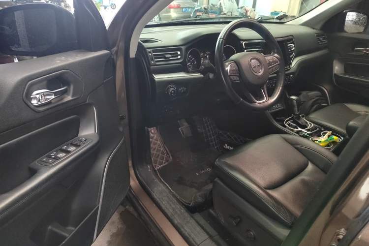 Used Jeep Commander 2018 2.0T Two-Wheel Drive Enjoy Edition China V Interior 3
