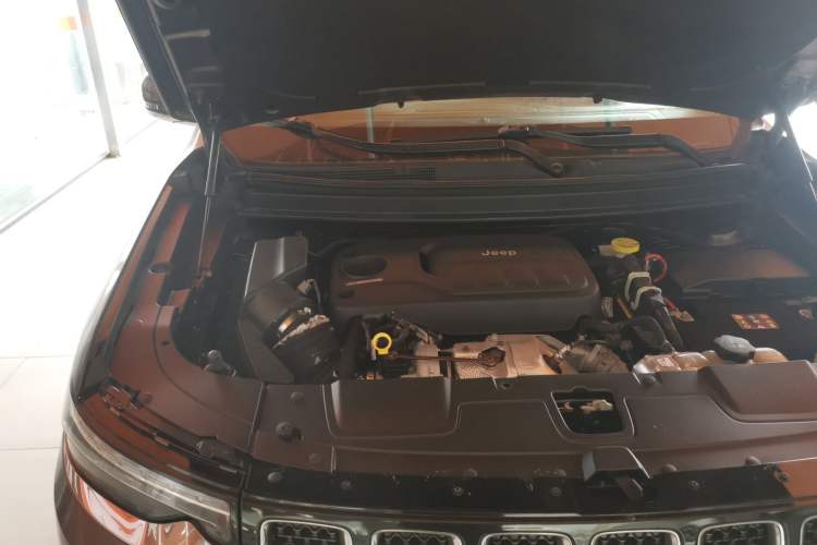 Used Jeep Commander 2018 2.0T Two-Wheel Drive Enjoy Edition China V Engine Bay Right