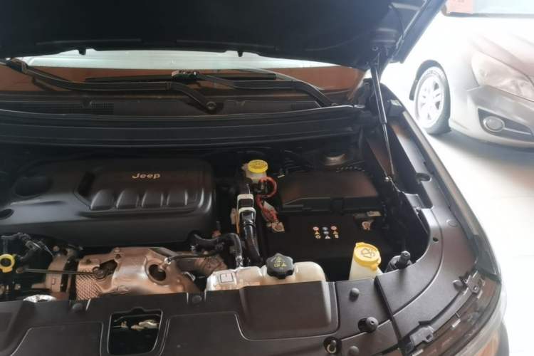 Used Jeep Commander 2018 2.0T Two-Wheel Drive Enjoyment Version China VI Emission Standard Engine Bay Left