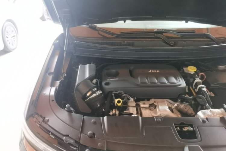 Used Jeep Commander 2018 2.0T Two-Wheel Drive Enjoyment Version China VI Emission Standard Engine Bay Right