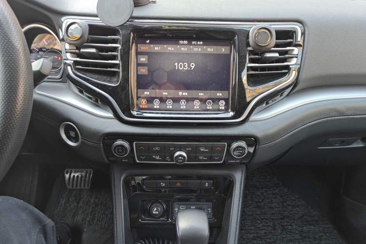 Used Jeep Commander 2018 2.0T Two-Wheel Drive Enjoy Edition China V Audio And AC Panel