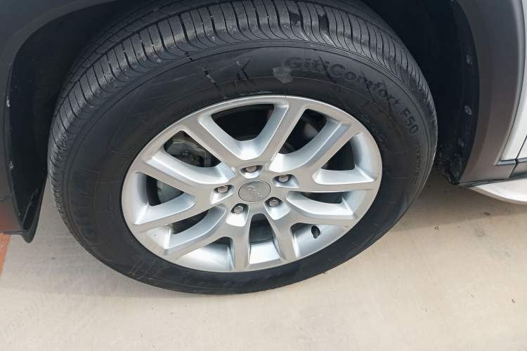 Used Jeep Commander 2018 2.0T Two-Wheel Drive Enjoyment Version China VI Emission Standard Left Front Wheel Hub