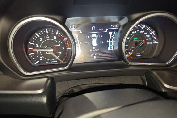 Used Jeep Commander 2018 2.0T Two-Wheel Drive Enjoy Edition China V Odometer Close Up