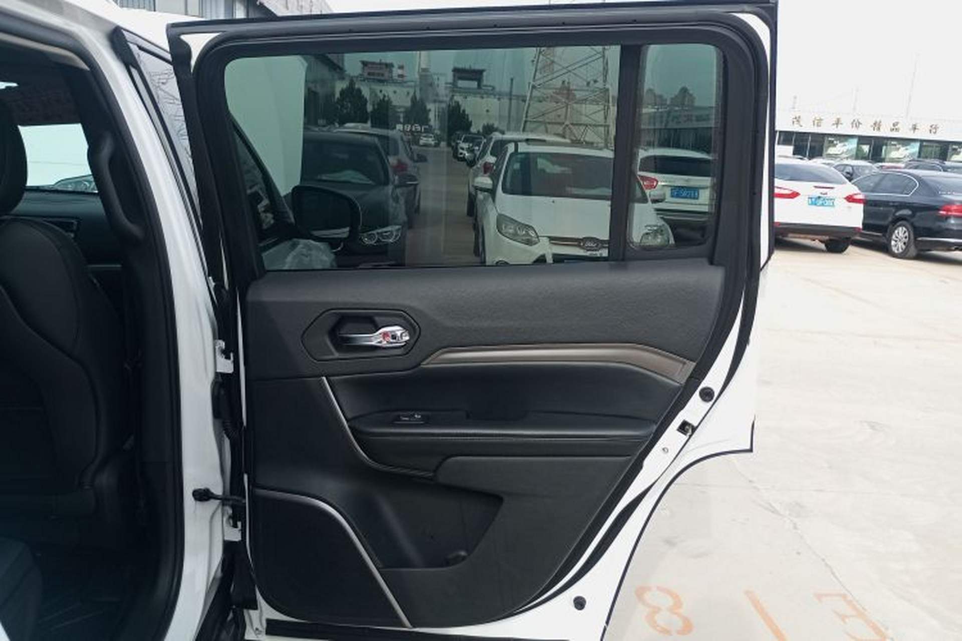 Used Jeep Commander 2018 2.0T Two-Wheel Drive Enjoyment Version China VI Emission Standard Right Rear Door Interior