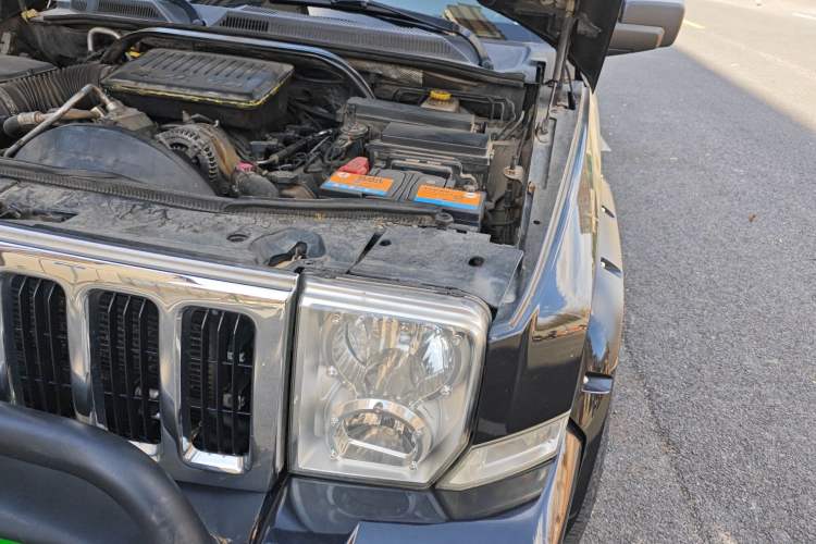 Used Jeep Commander Classic 2007 4.7 Engine Bay Left