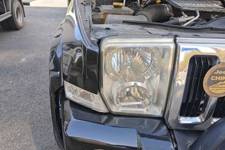 Used Jeep Commander Classic 2007 4.7 Right Front Headlight